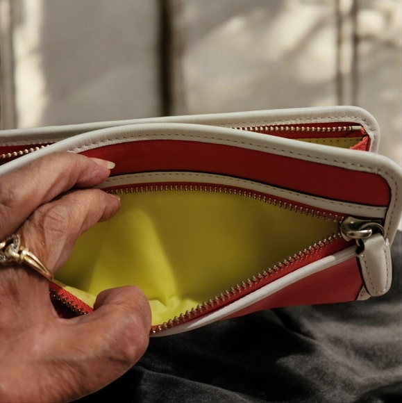 Coach Legacy Two Tone Leather Zippy Wallet Coral/Snow Like new and HTF - Picture 4 of 8